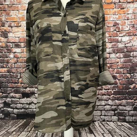 Sanctuary Boyfriend Camo Shirt Size Medium - Picture 7 of 8